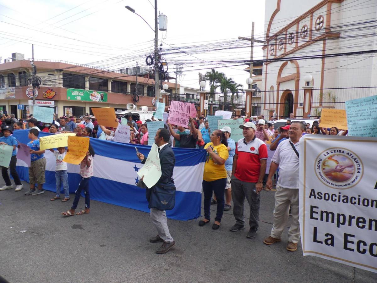 La Ceiba: “El que no pague se le cerrará su puesto”, dice alcalde a vendedores