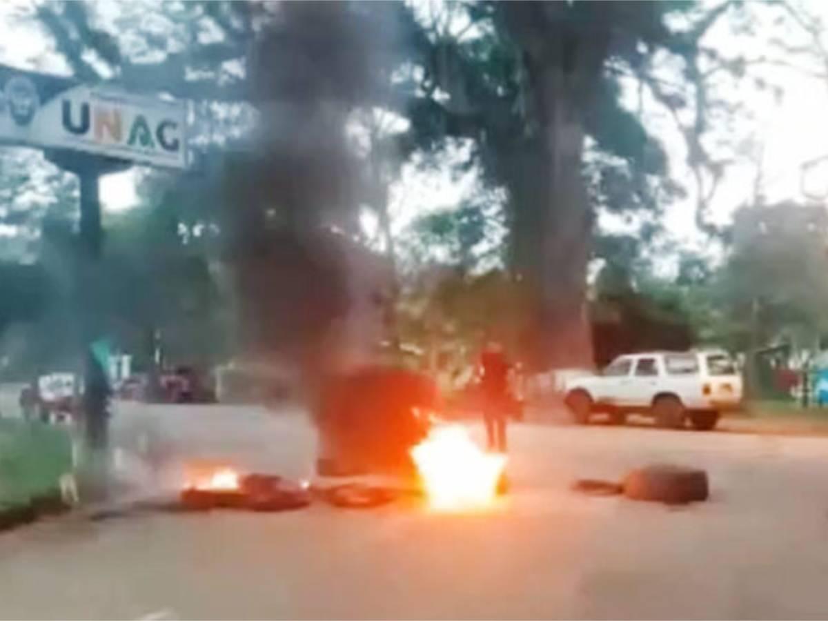 Estudiantes de la Unag protestan por reelección del rector