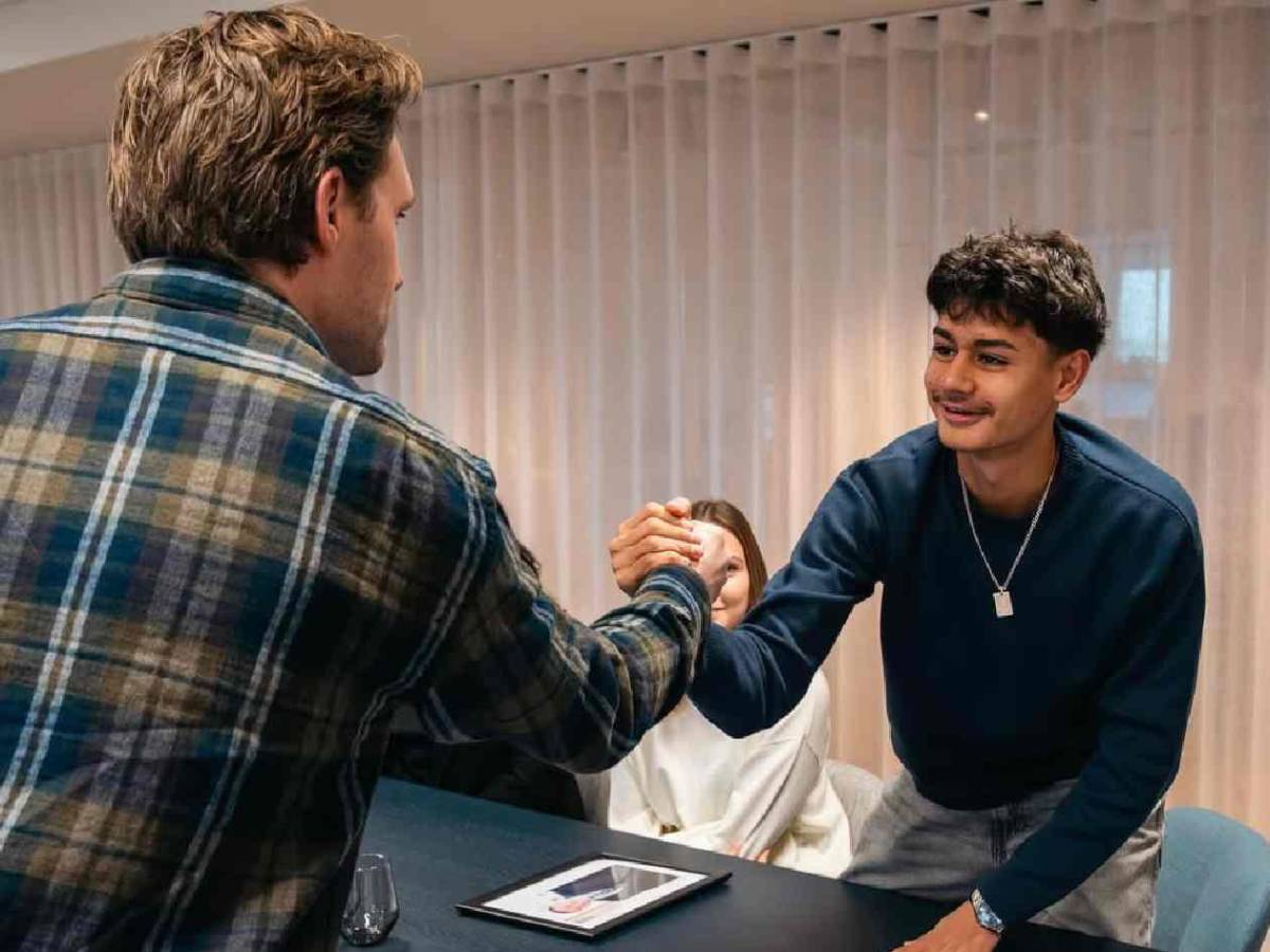 Joven de sangre hondureña con histórico club: firma primer contrato profesional