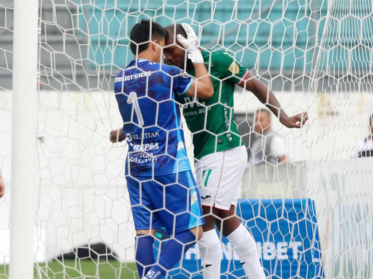 El portero de la Real Sociedad, consolando a Juan Anangonó tras su increíble fallo.