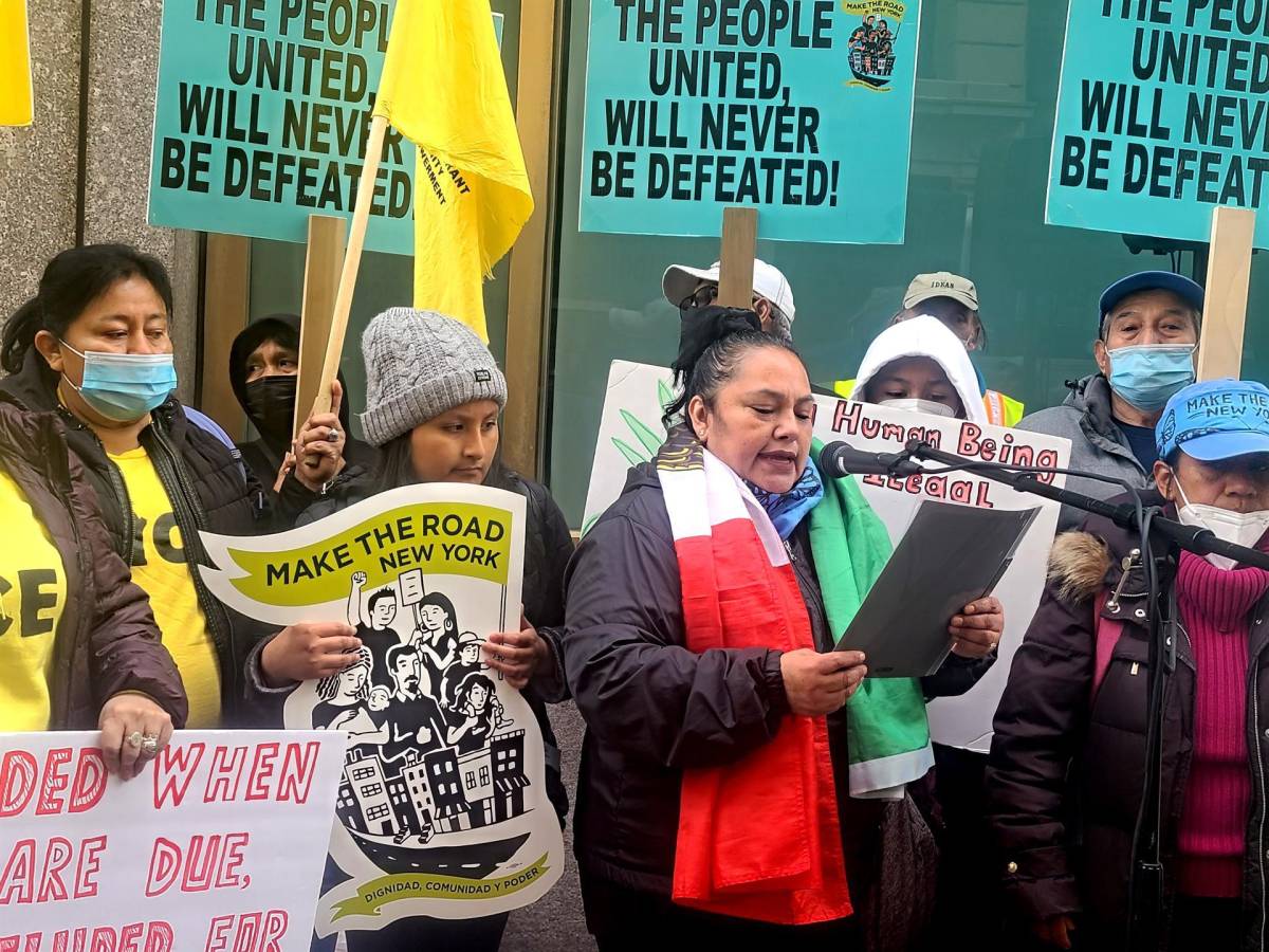 La inmigrante mexicana Dolores Juárez (d) fue registrada este lunes, durante una protesta frente a la sede de la Dirección de Impuestos Internos (IRS), en Manhattan (NY, EE.UU.). EFE/Ruth E. Hernández