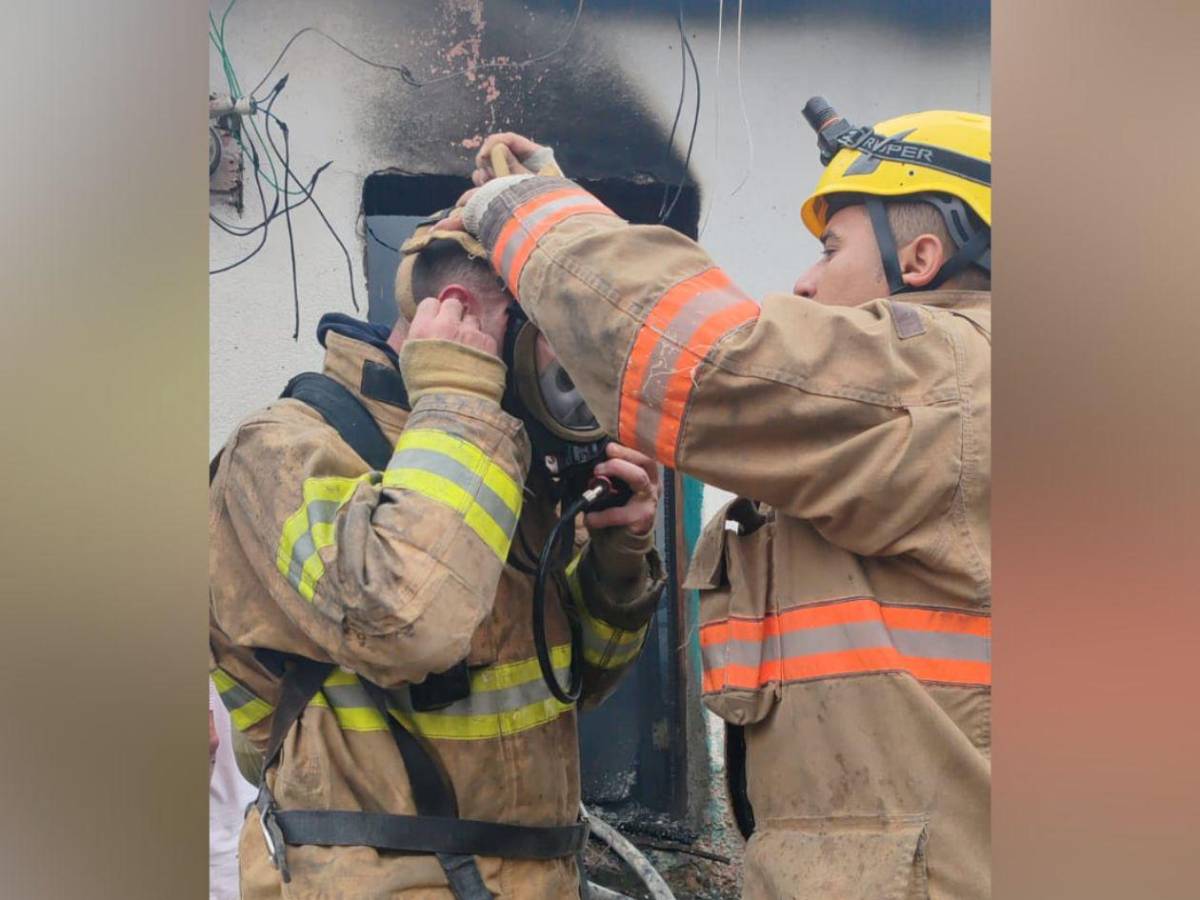 Voraz incendio consume tres viviendas en el centro de Santa Rosa de Copán