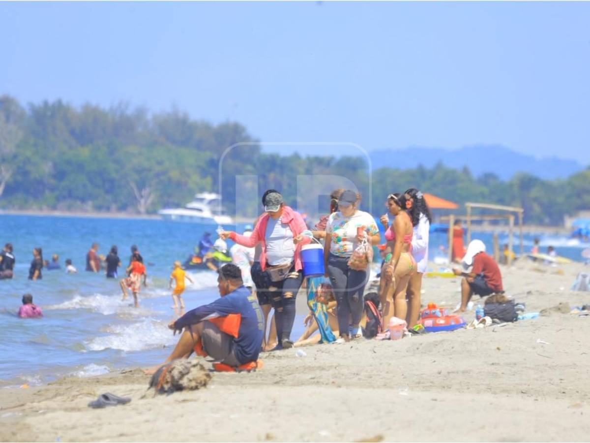 Ambiente cálido y tranquilo marca la Semana Morazánica en las bellas playas de Tela