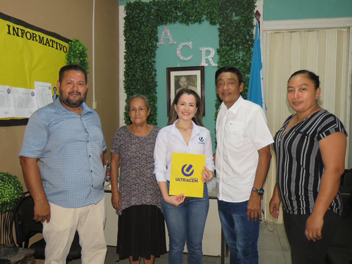 A la firma de convenio asistieron representantes de la asociación de padres de familia y del Patronato de la comunidad Río Blanquito.