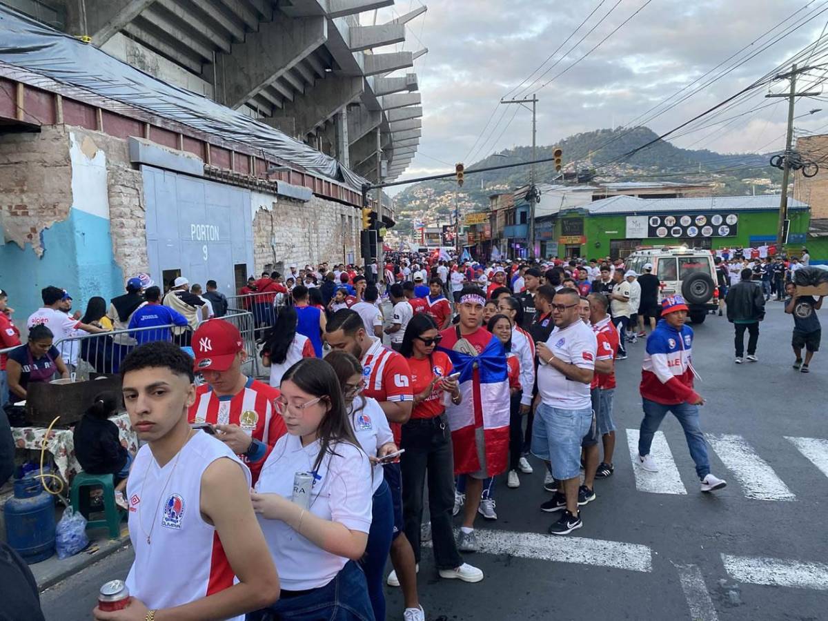 Chicas cautivan y show de la Ultra Fiel: ambientazo en el Olimpia vs Alajuelense en el Nacional