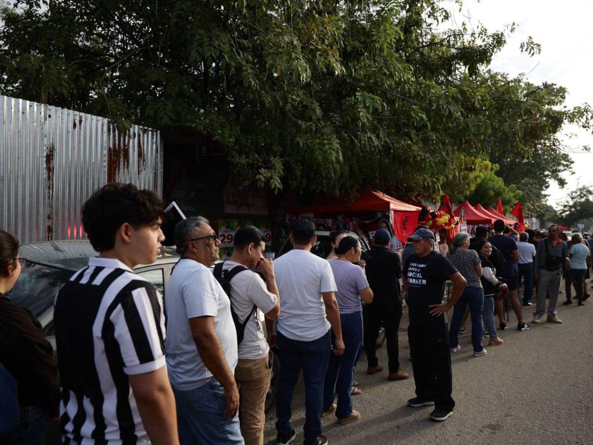 Largas filas en centros de votación en elecciones generales