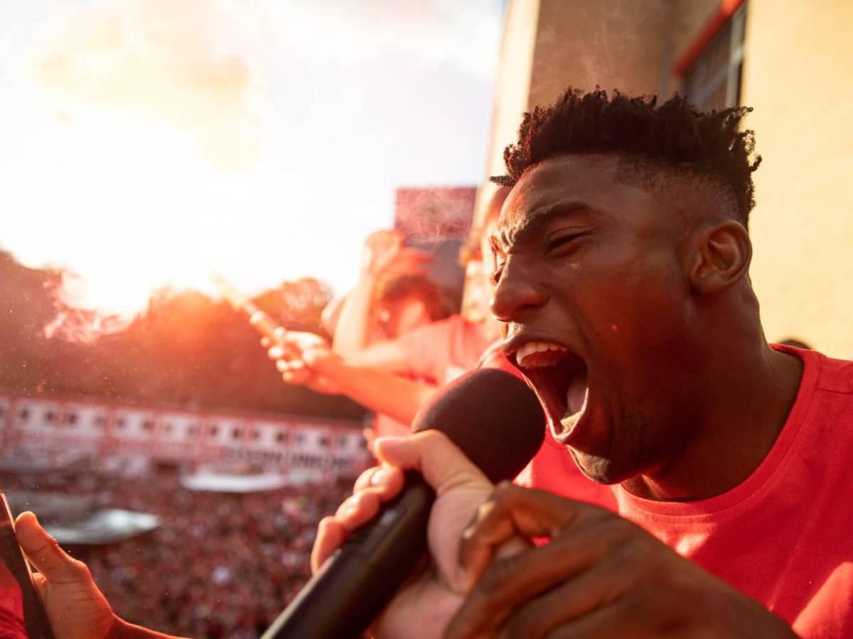 Piden rezar por él: Famoso futbolista en coma y su DT es señalado