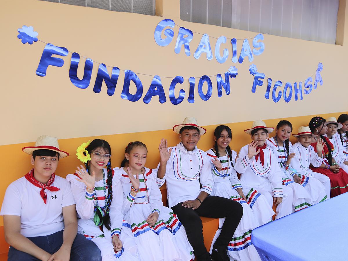 Estudiantes del centro educativo Esteban Mendoza, prepararon una danza para homenajear a los presentes y como muestra de agradecimiento a Ficohsa Fundación.