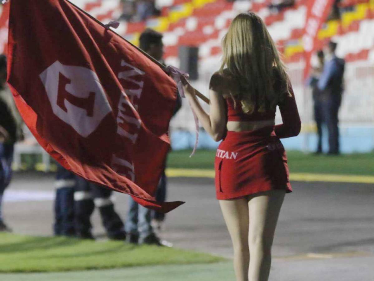 Bellas chicas adornan el Motagua vs Olimpia: ¿Laura Meza en el estadio?