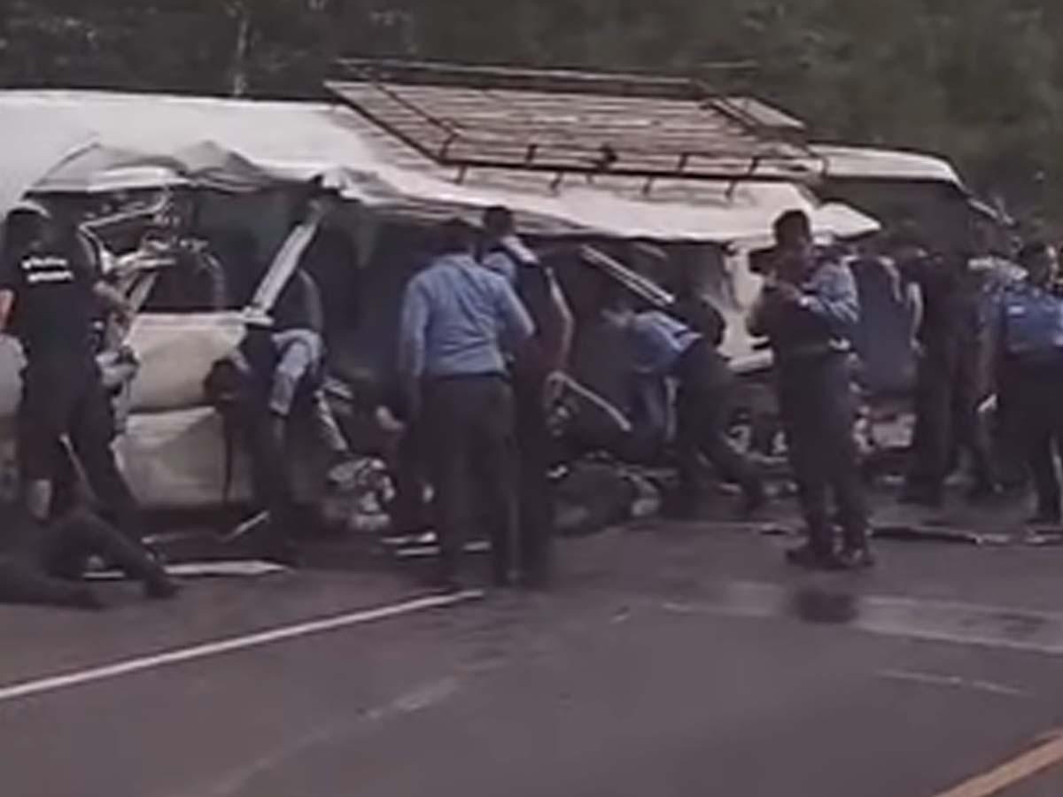 Policías venían de reclamar uniformes cuando fueron impactados por una rastra en la CA-5