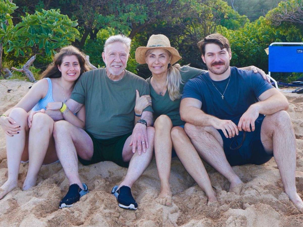 Chuck Norris, a sus 85 años, escala una montaña de 3,187 metros​​​​​​