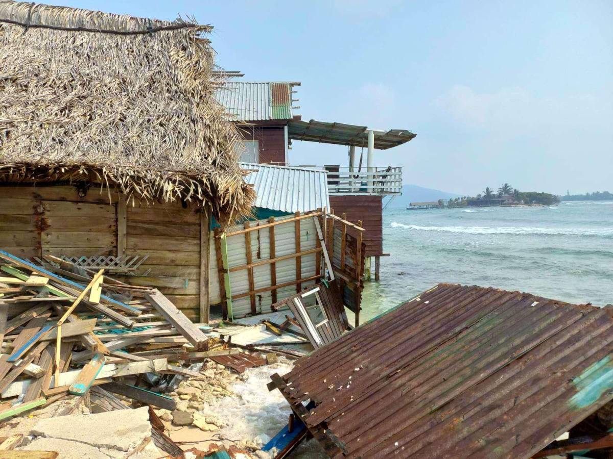 El mar devora casas en Cayos y pobladores claman por ayuda