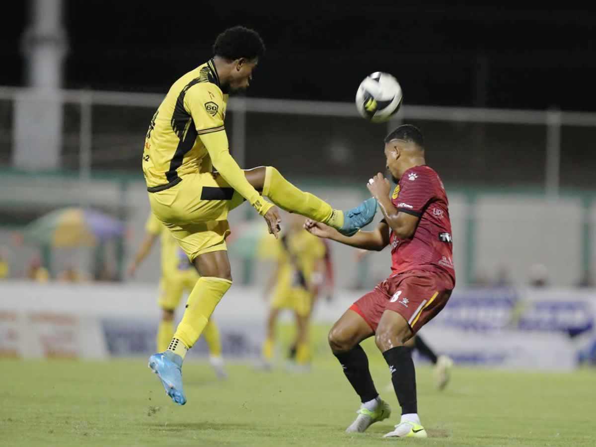 Andrés Dávila, del Génesis, le entra con todo al volante Bryan Acosta.