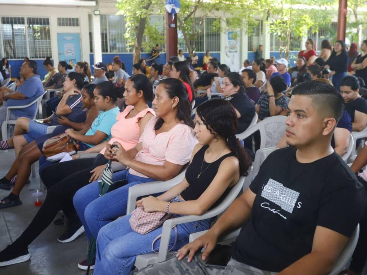 “Todo comienza en casa”, padres reflexionan sobre el uso de redes sociales