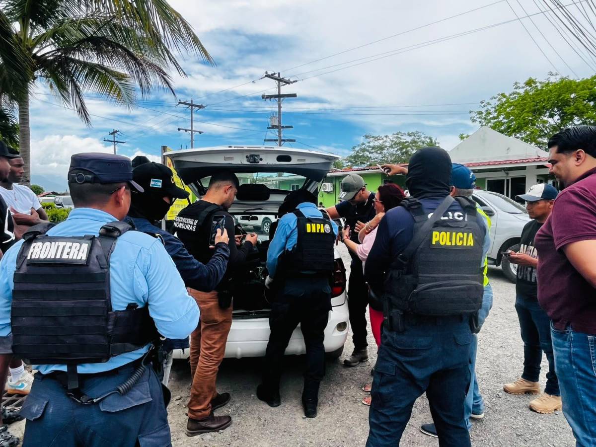 Los paquetes iban untados de café: capturan a tres hombres con millonaria suma de dinero en La Ceiba