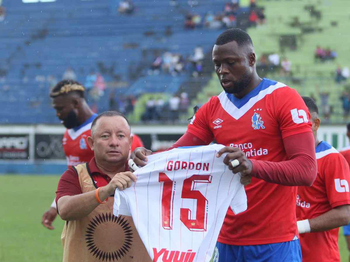 Arboleda se destapa en triunfo del Olimpia dedicado a Demetri Gordon