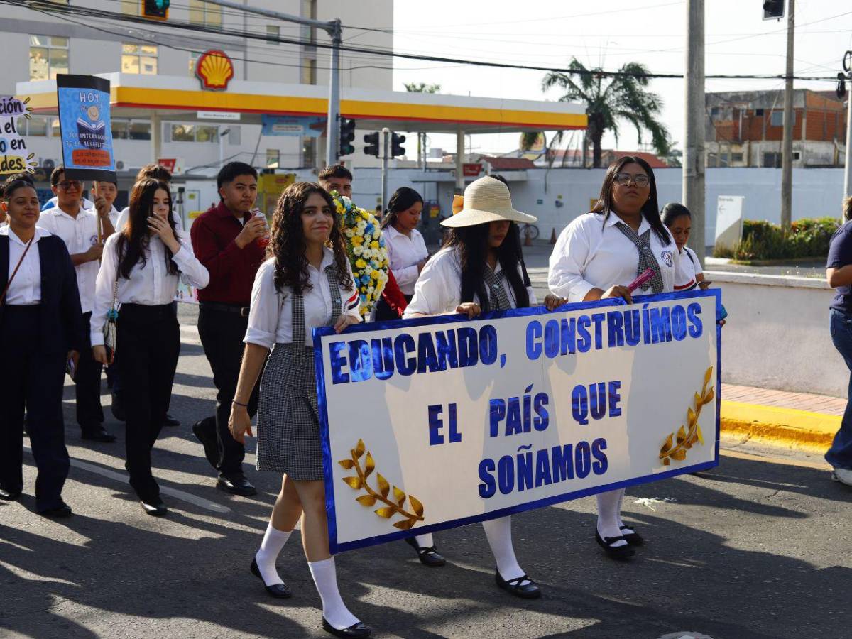 Estudiante desfiló con su bebé en brazos: así fue la jornada por el día de la Alfabetización