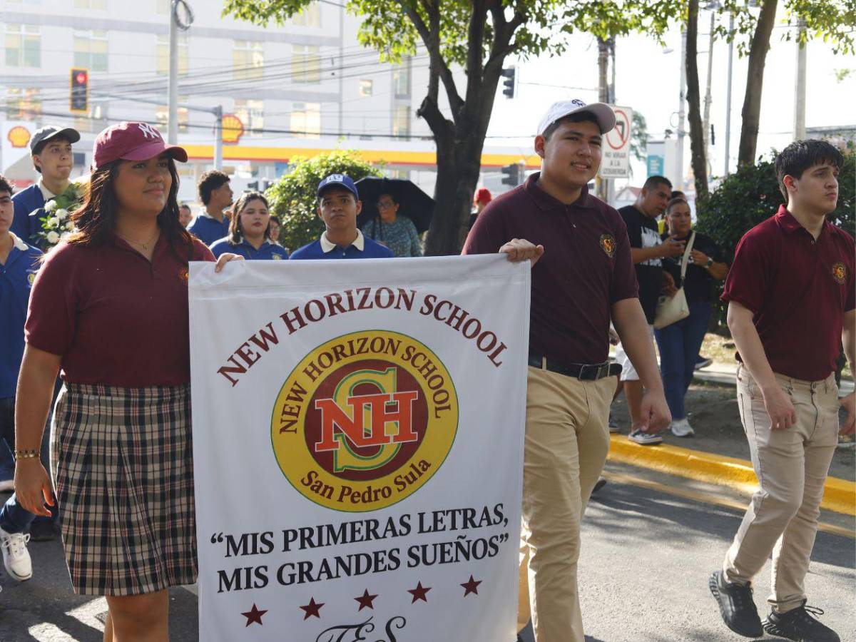 Estudiante desfiló con su bebé en brazos: así fue la jornada por el día de la Alfabetización