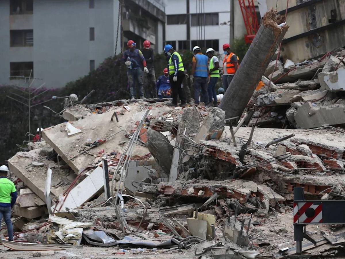 “No es nada fácil”: venezolano despide a su madre, esposa y dos hijas fallecidas tras terremoto en Venezuela