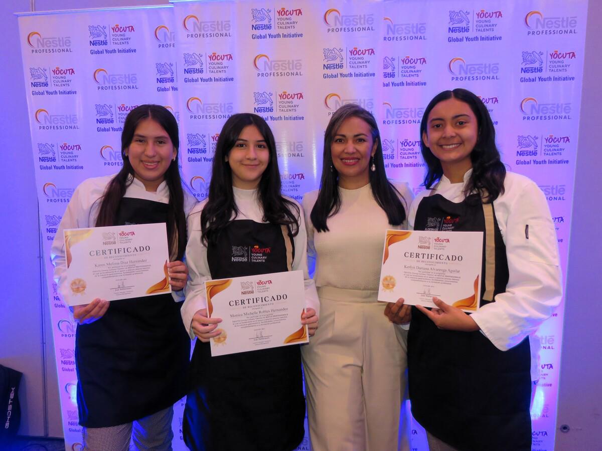 Las recién certificadas celebraron su nuevo triunfo.