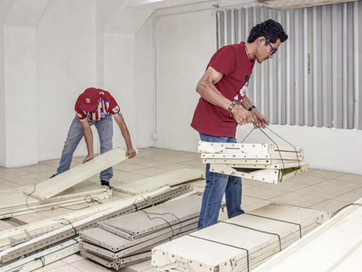 Nuevos estantes metálicos y equipos de seguridad instalados para garantizar la protección de los archivos.