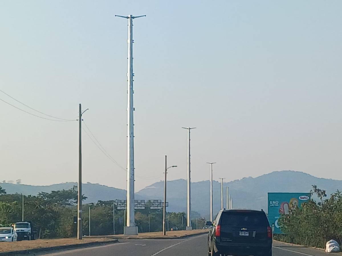 Las enormes torres ubicadas en la CA- entre Villanueva y Pimienta evidencian los trabajos para ampliar la producción de energía para el valle de Sula.
