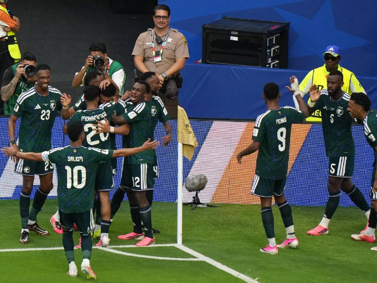 Uruguay decepciona en su debut en el Mundial, inesperado héroe y Arabia sorprende