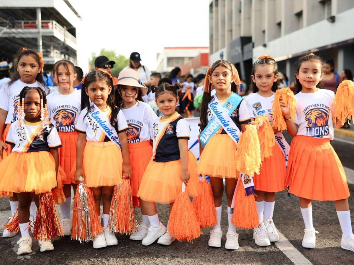 Exsuegra, la amo, con humor y color conquistaron las calles los escolares sampedranos