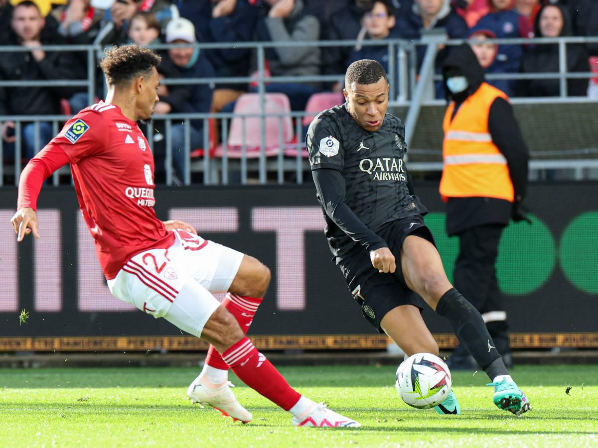 Mbappé anotó un doblete para el PSG ante el Brest y salvó a su equipo del empate en la Ligue 1 de Francia.