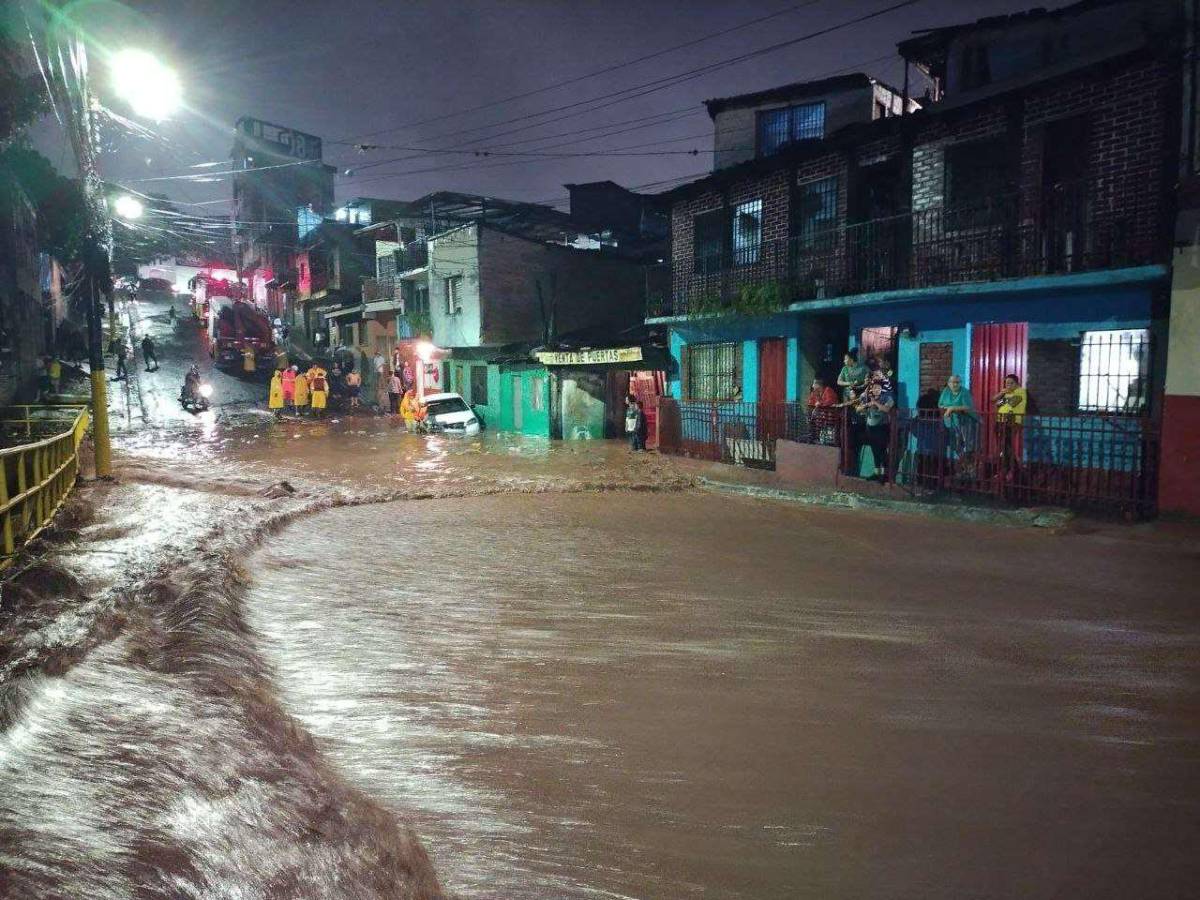 Onda tropical deja caos en Tegucigalpa por fuertes lluvias