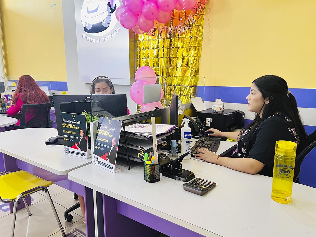 El equipo de asesores financieros de PrestaAuto, acompañan y guían a los clientes antes, durante y al finalizar todo el proceso de solicitud de préstamo.