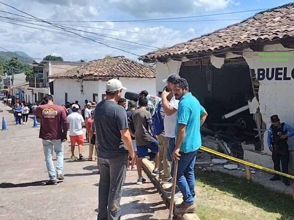 Tragedia en Zacapa: anciano de 109 años y maestra mueren tras impactar vehículo en su casa