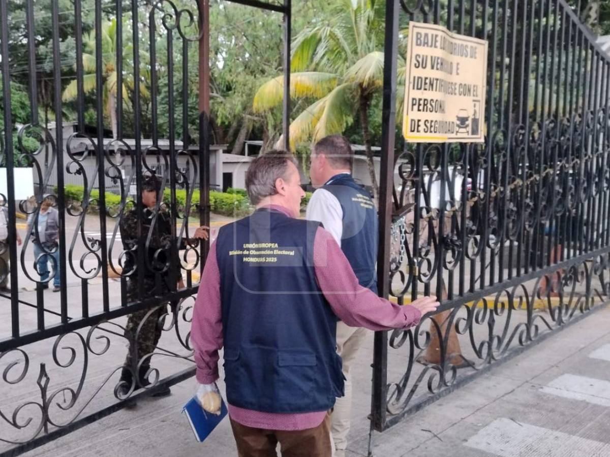 En imágenes: Así se vive la espera del escrutinio especial en los alrededores del CLE