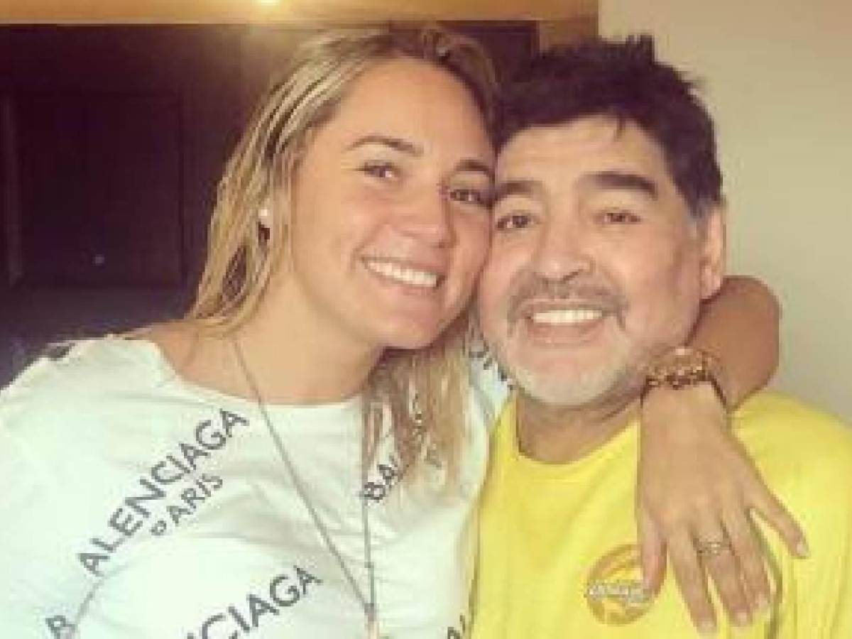 Exnovia de Maradona confirma noviazgo con polémico futbolista