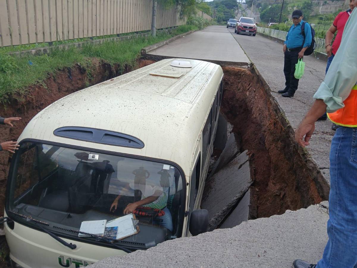 Enorme socavón engulle a un autobús privado en Tegucigalpa