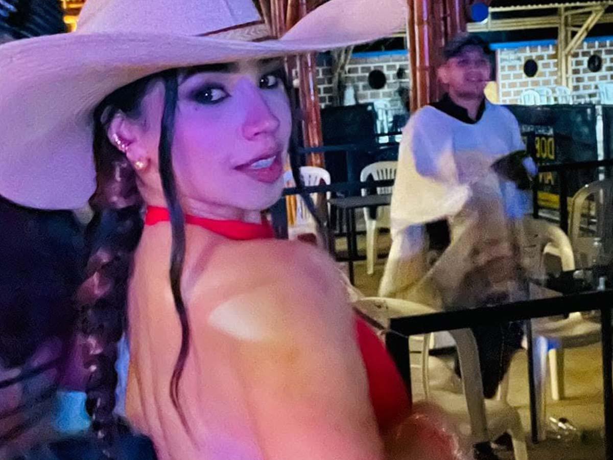 Influencer fue asesinada cuando se conducía en una Prado y esperaba cambio del semáforo