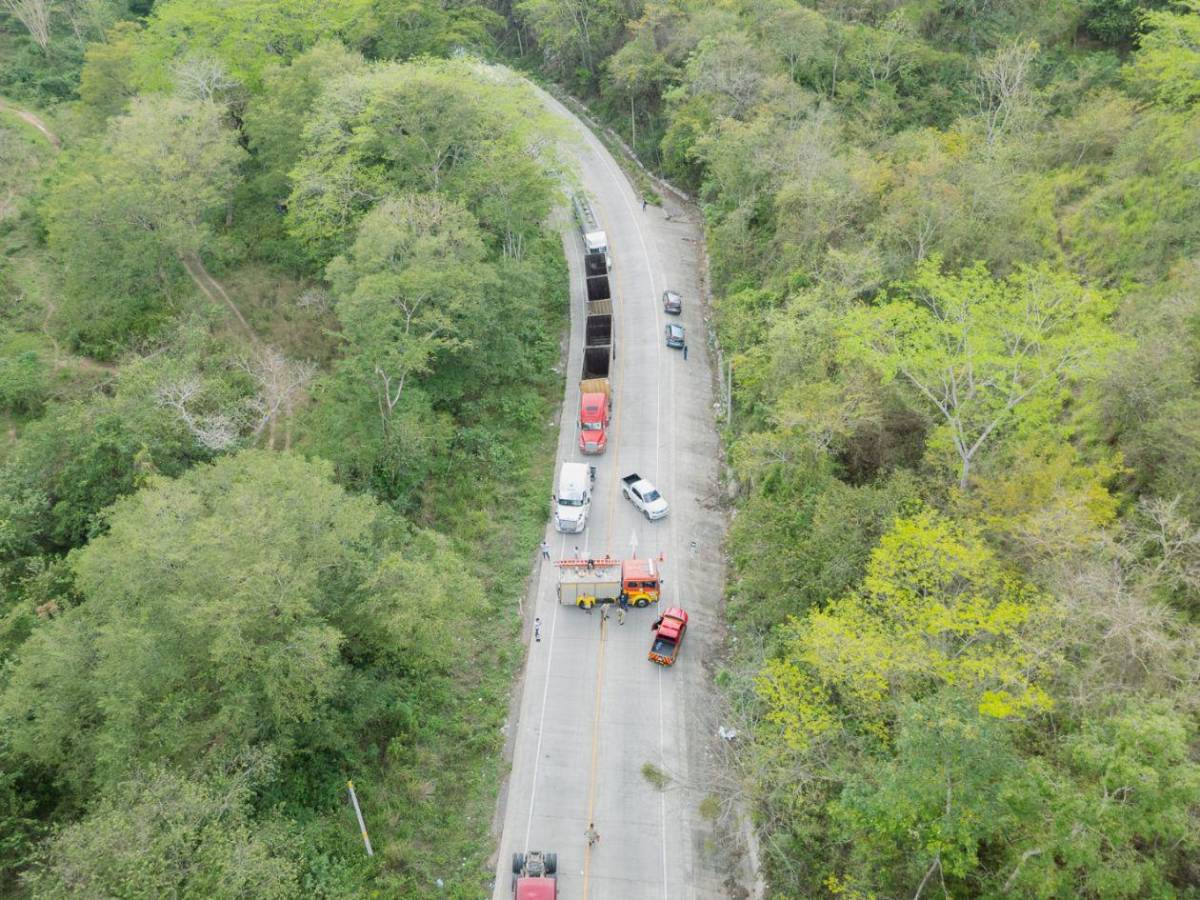 Cianuro en la CA-4: Así se retira  el peligroso químico tras el fatal accidente