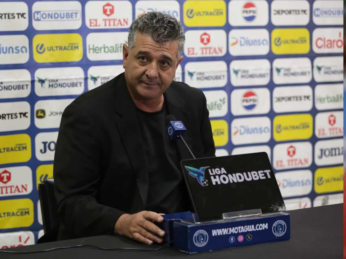 Diego Vázquez durante la conferencia de prensa del Motagua.