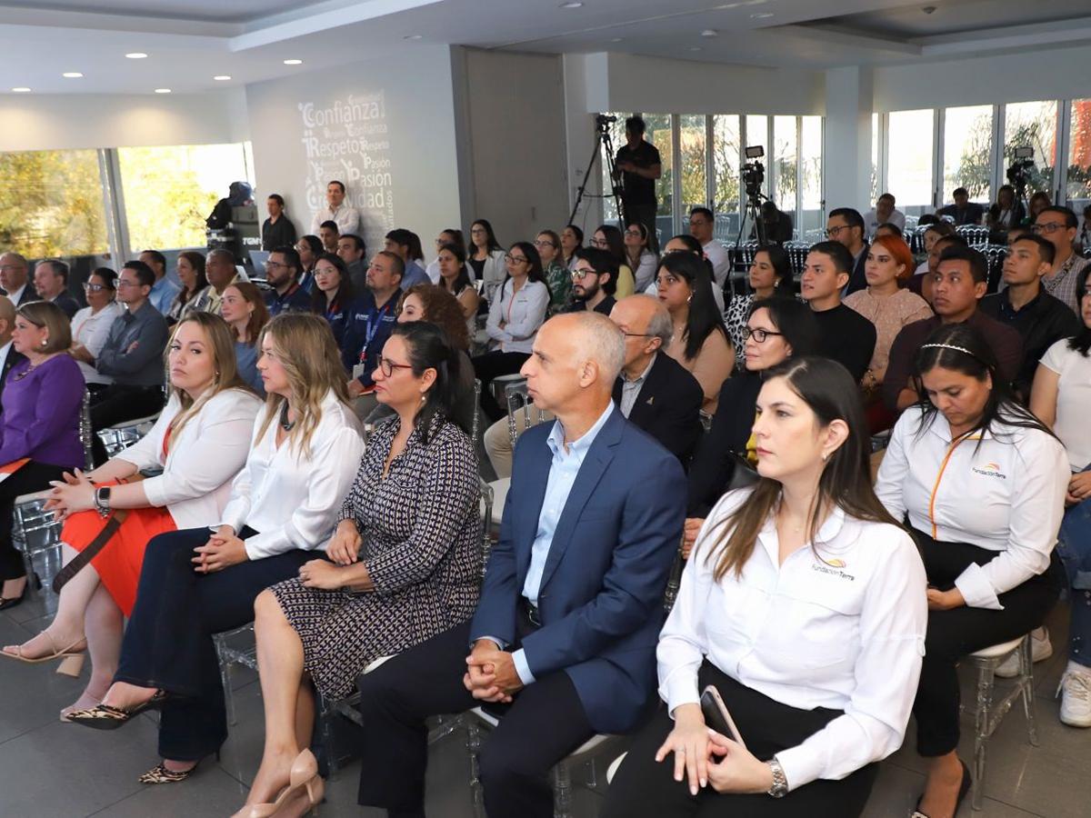Público asistente al lanzamiento de programa que beneficiará a jóvenes centroamericanos.