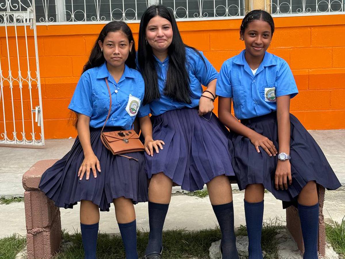 Estas niñas son parte del grupo de 560 alumnos que son beneficiados con la rehabilitación del CEB Heriberto Castillo.