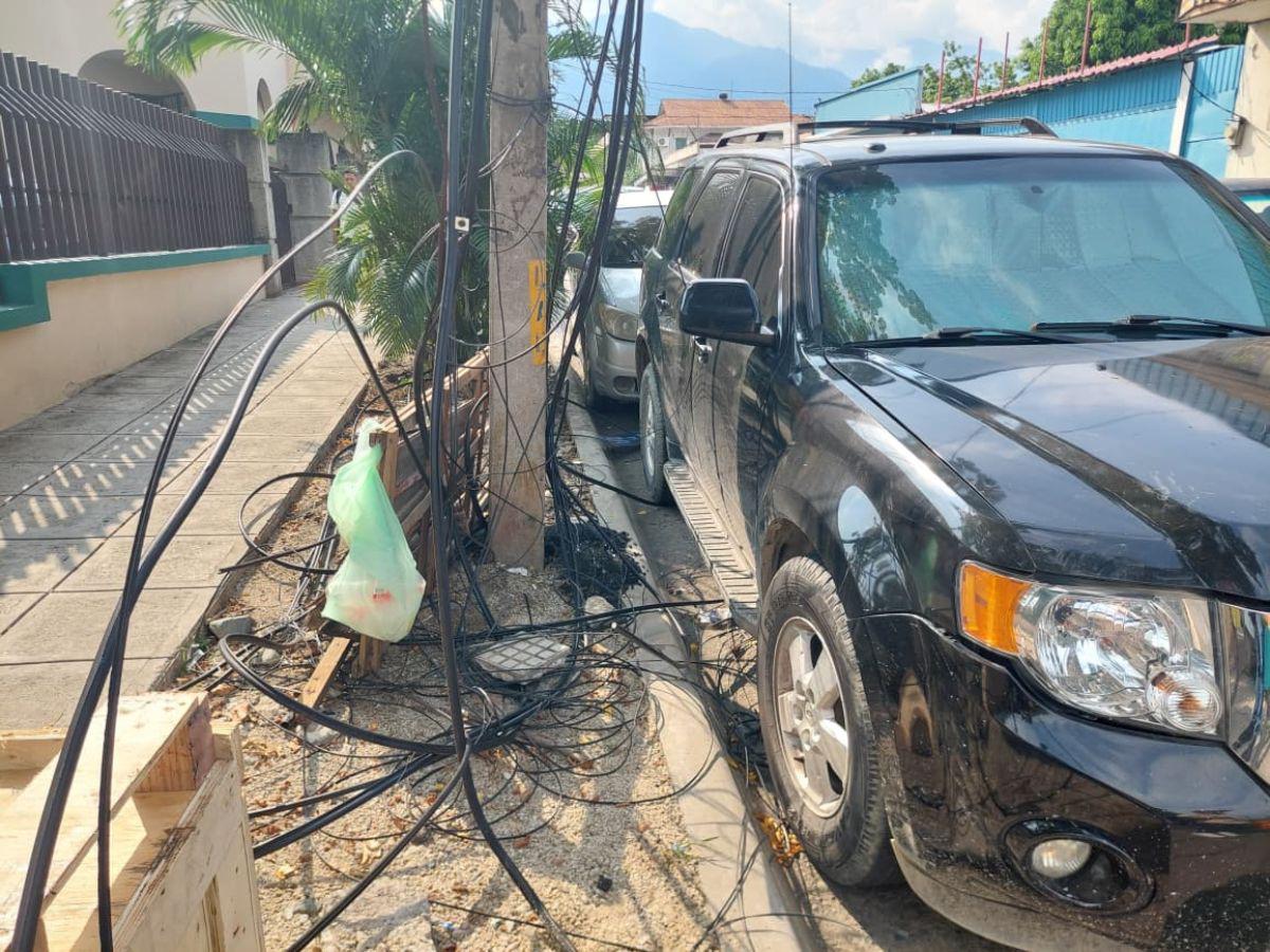 ¡Peligro!, cables caídos ponen en riesgo a los peatones en SPS