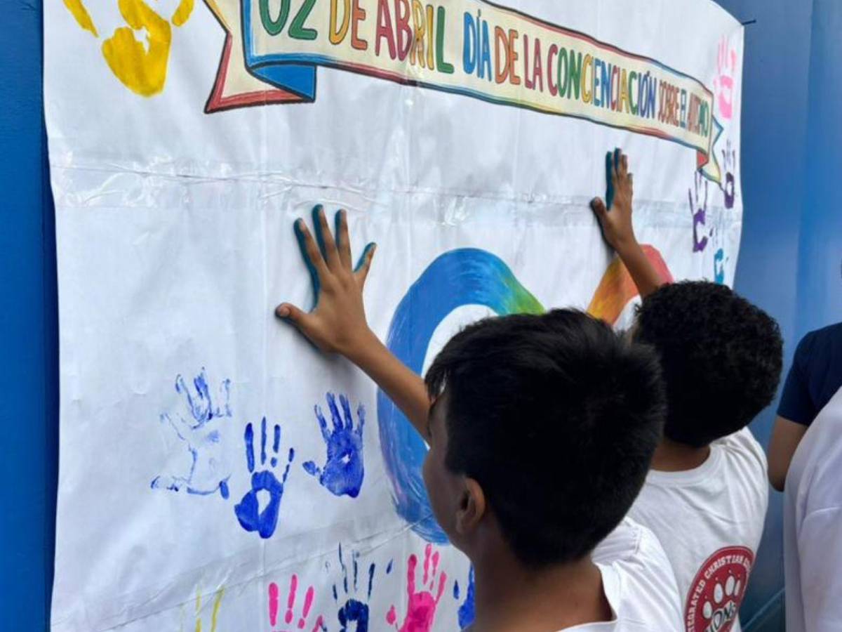 “TEAmo, TEAyudo... el mundo es neurodiverso”: caravana por el autismo en SPS