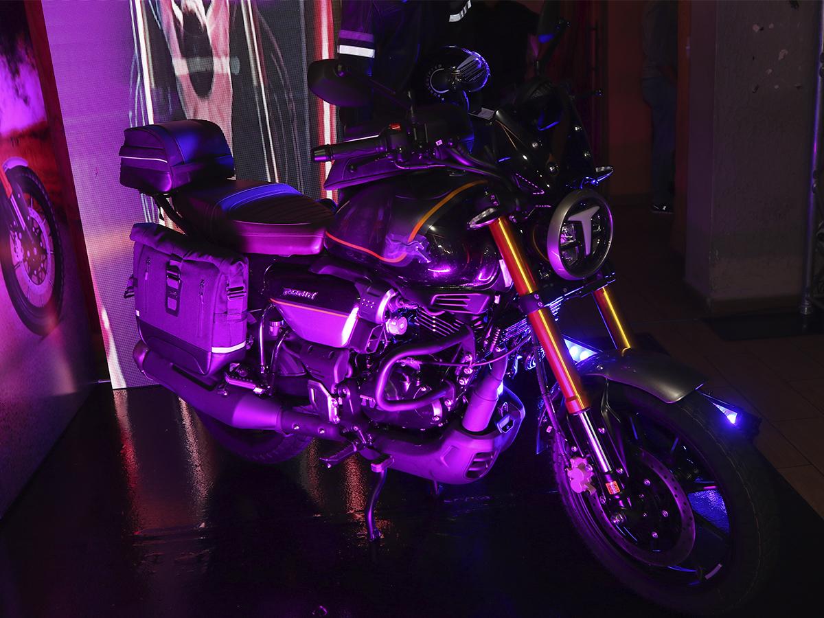 La TVS Ronin combina estilo y funcionalidad, ofreciendo una experiencia de conducción única para los motociclistas que buscan autenticidad y rendimiento.