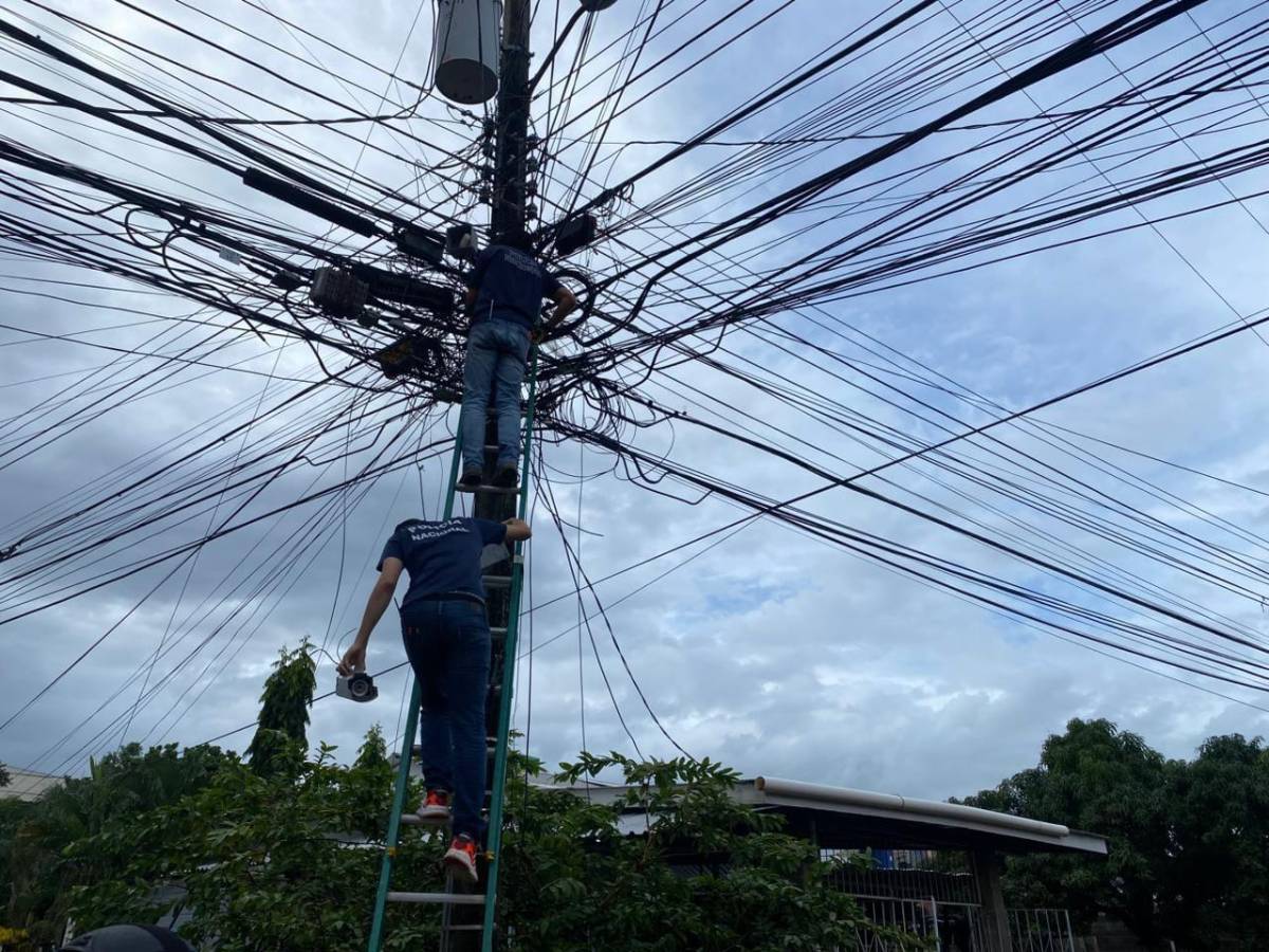 En los postes del tendido eléctrico habían instalado varias cámaras, las que fueron desmanteladas por la Policía Nacional.