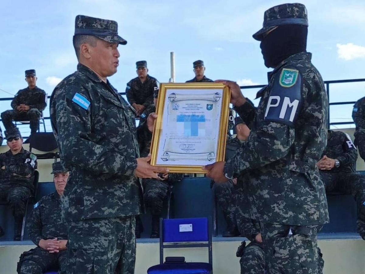 Reconocen a policía militar por negarse a recibir millonario soborno