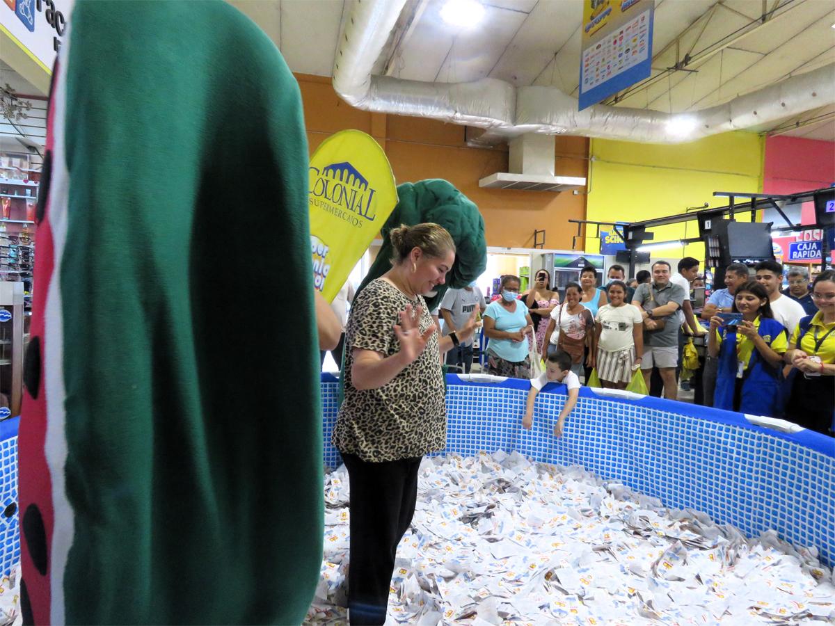 Los clientes, colaboradores y ejecutivos presenciaron el sorteo y la entrega del vehículo a la nueva ganadora.