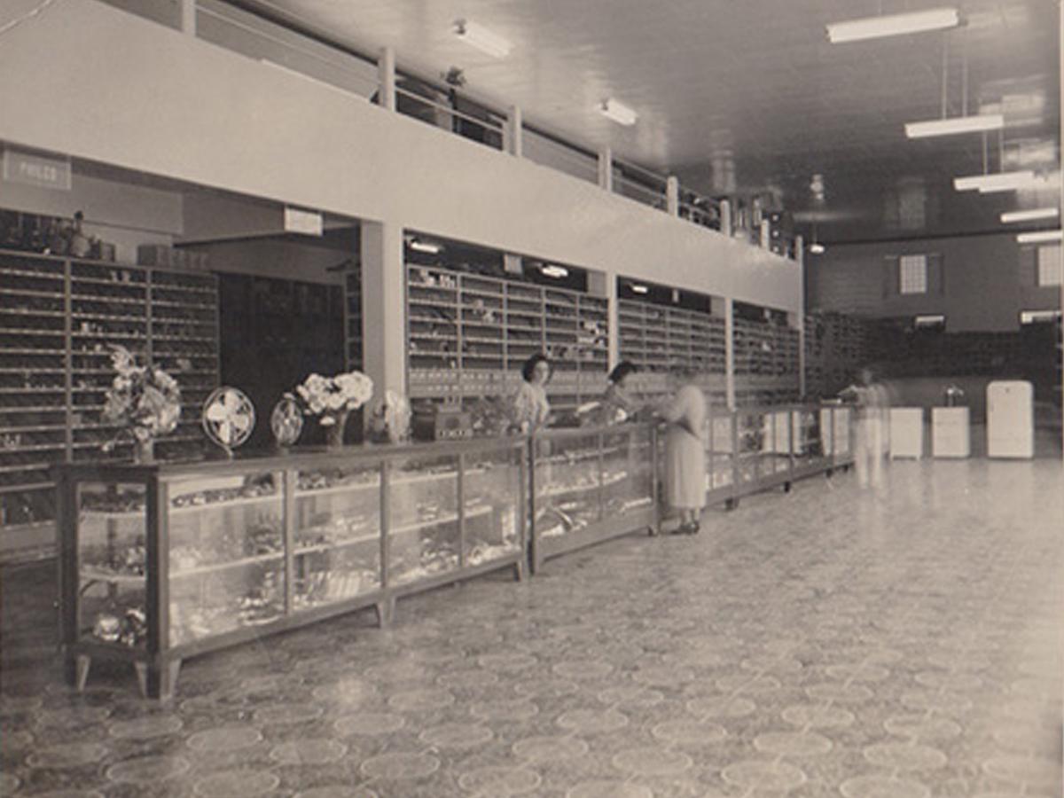 El interior del primer edificio histórico de Yude Canahuati Ford, resaltó desde sus inicios por su servicio al cliente.