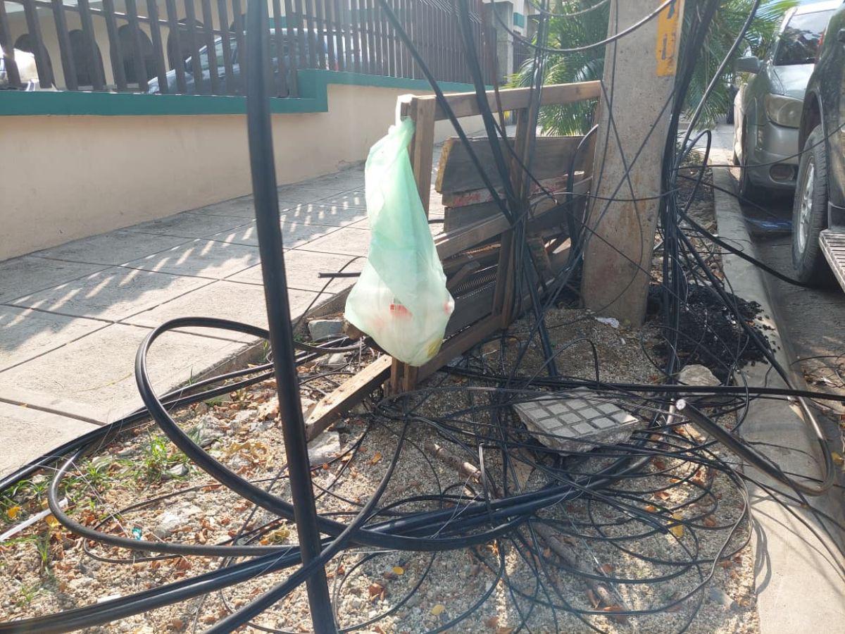 ¡Peligro!, cables caídos ponen en riesgo a los peatones en SPS