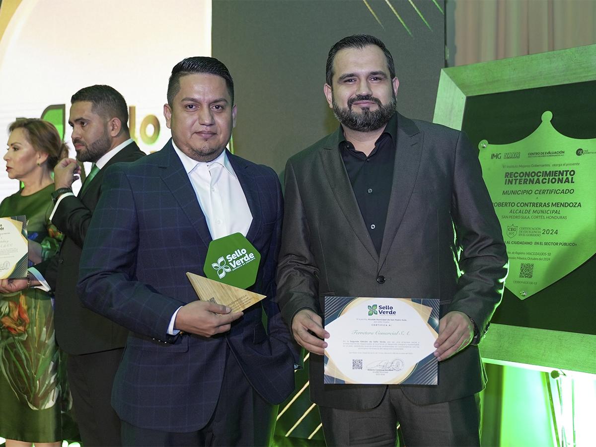 Ronald Mendoza y José Miguel Bautista, durante la ceremonia de entrega del Sello Verde.