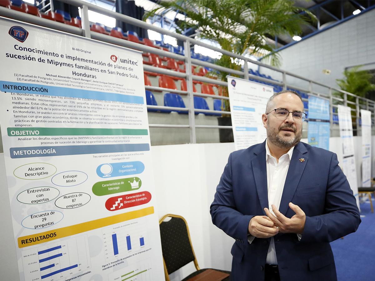 Javier Delcid, presentando su investigación acerca del conocimiento e implementación de planes de sucesión de Mipymes familiares.